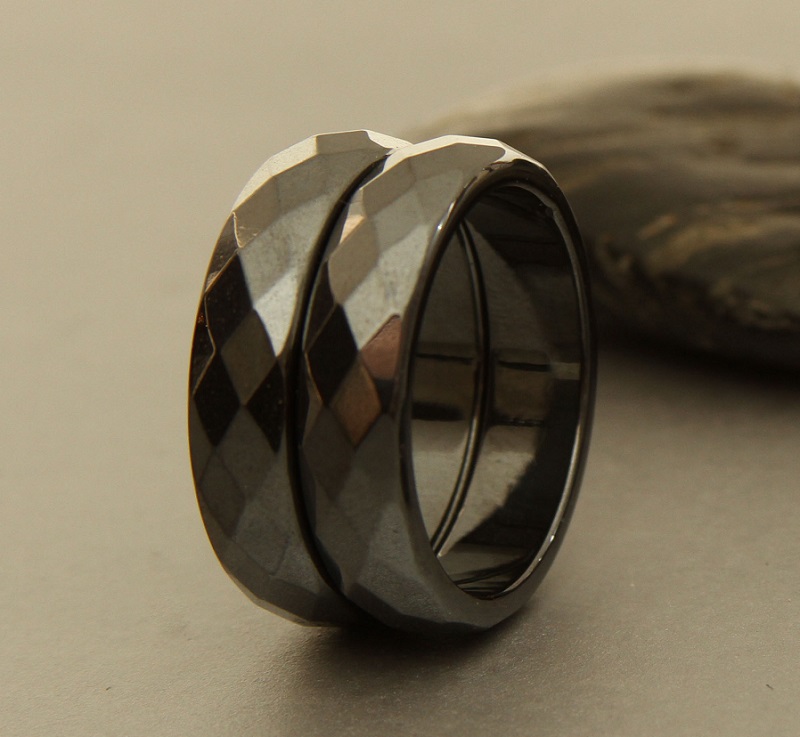 Magnetic hematite rings